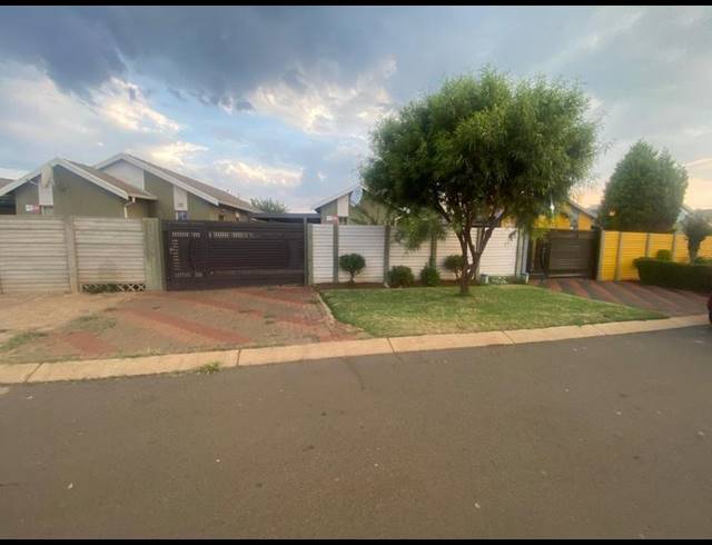 3 BEDROOM HOUSE FOR SALE IN SKY CITY